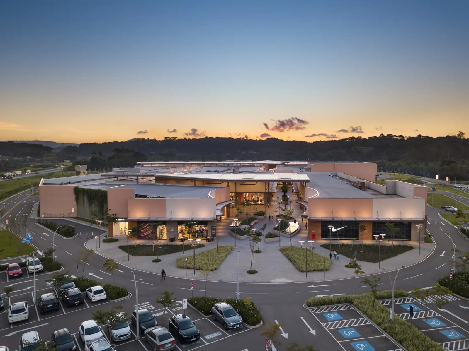 Fachada e entrada do City Center Outlet Premium, em Campo Largo