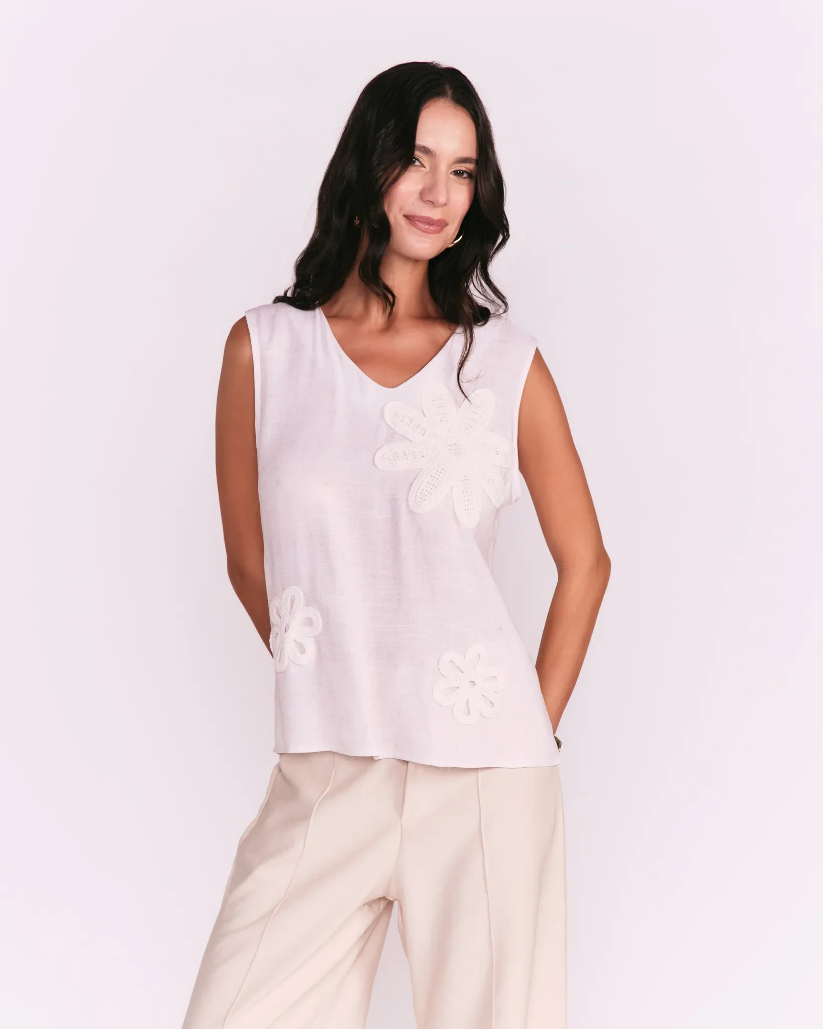 Regata Gola v Flor Bordada - Off White — imagem 1