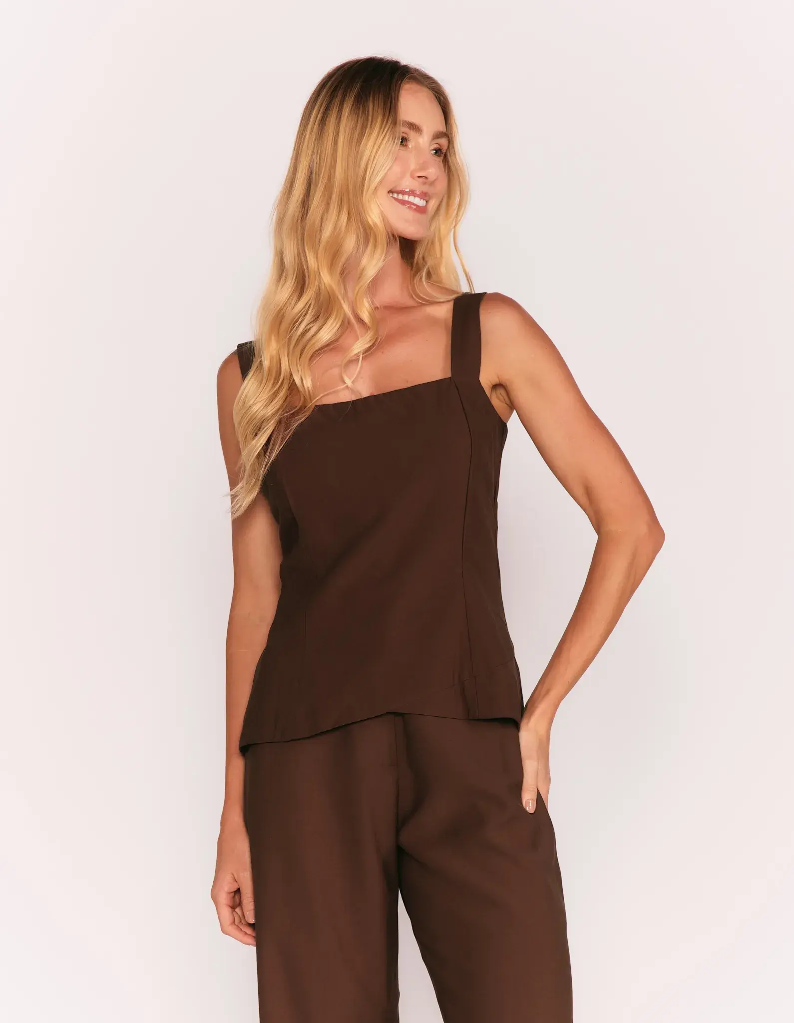 Blusa Alfaiataria Recorte Assimétrico - Marrom