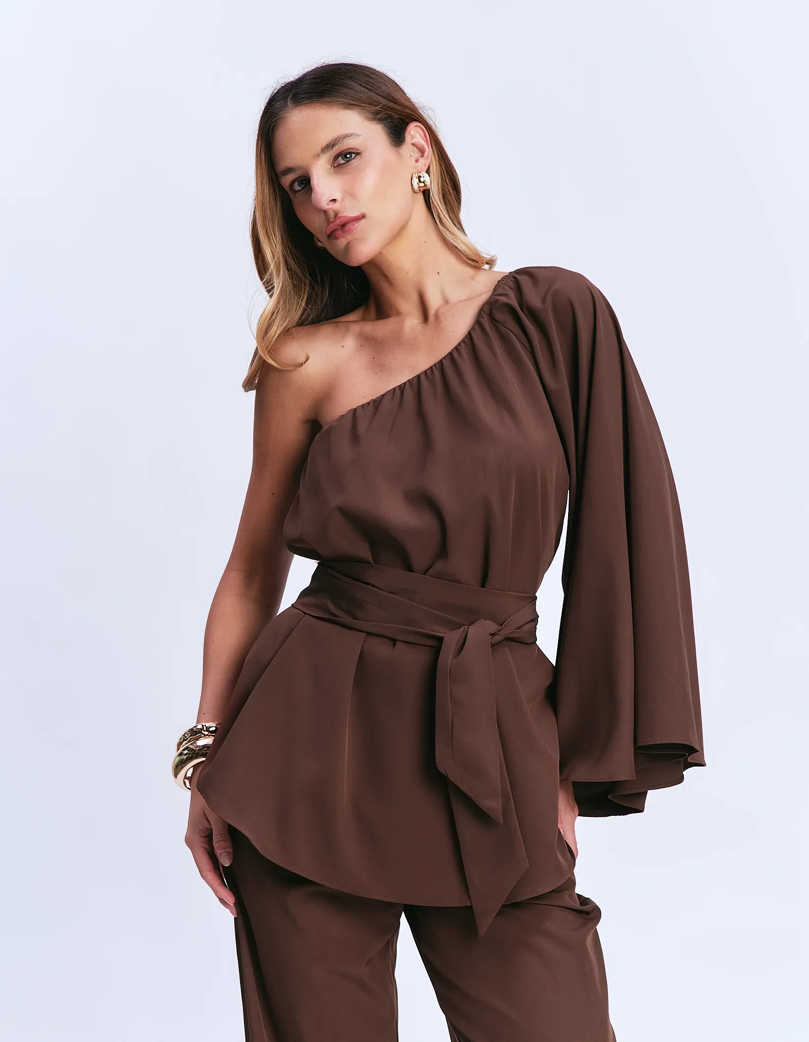 Blusa Ombro Só Com Faixa Amarração - Marrom — imagem 1
