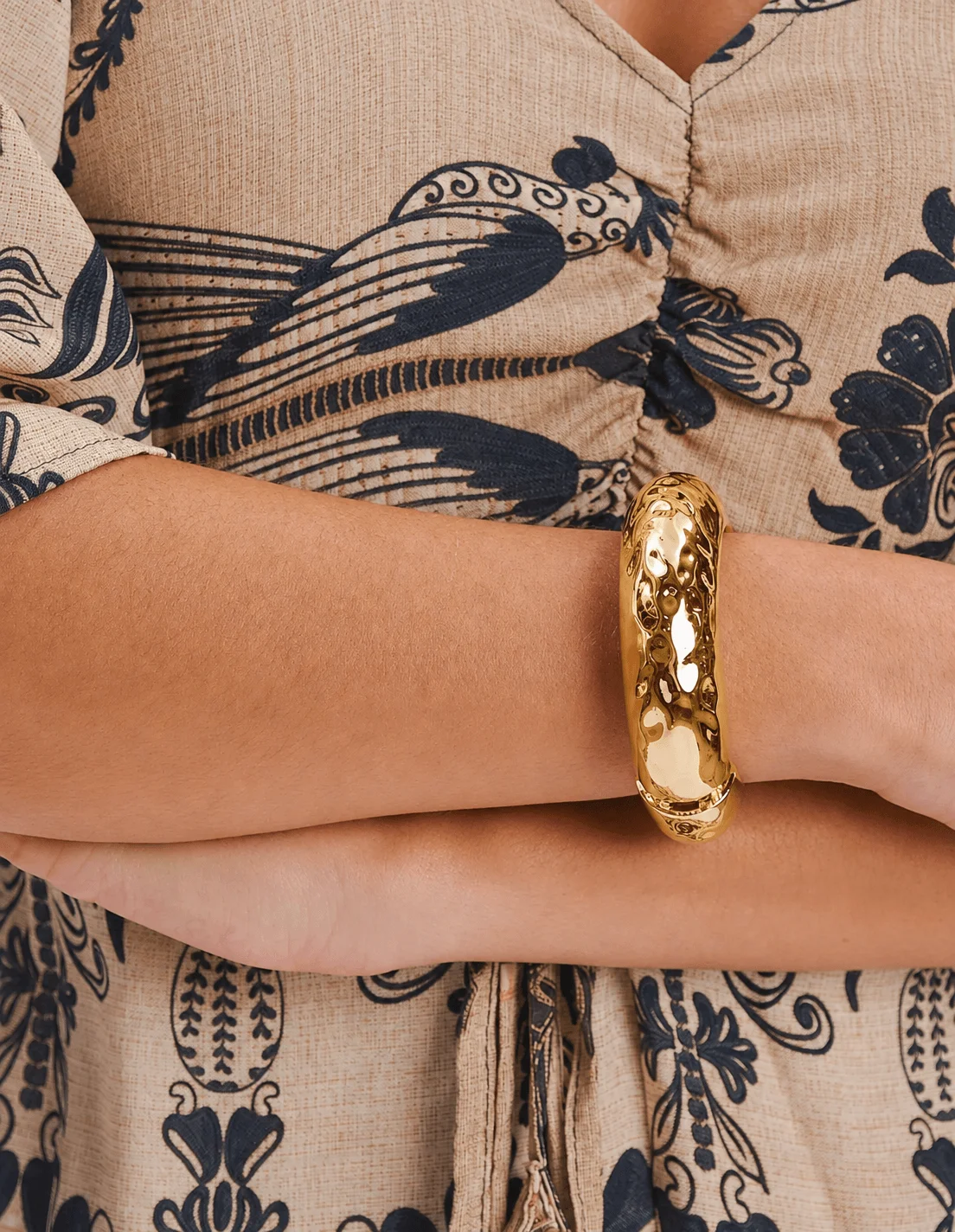 Bracelete Martelado Médio - Dourado