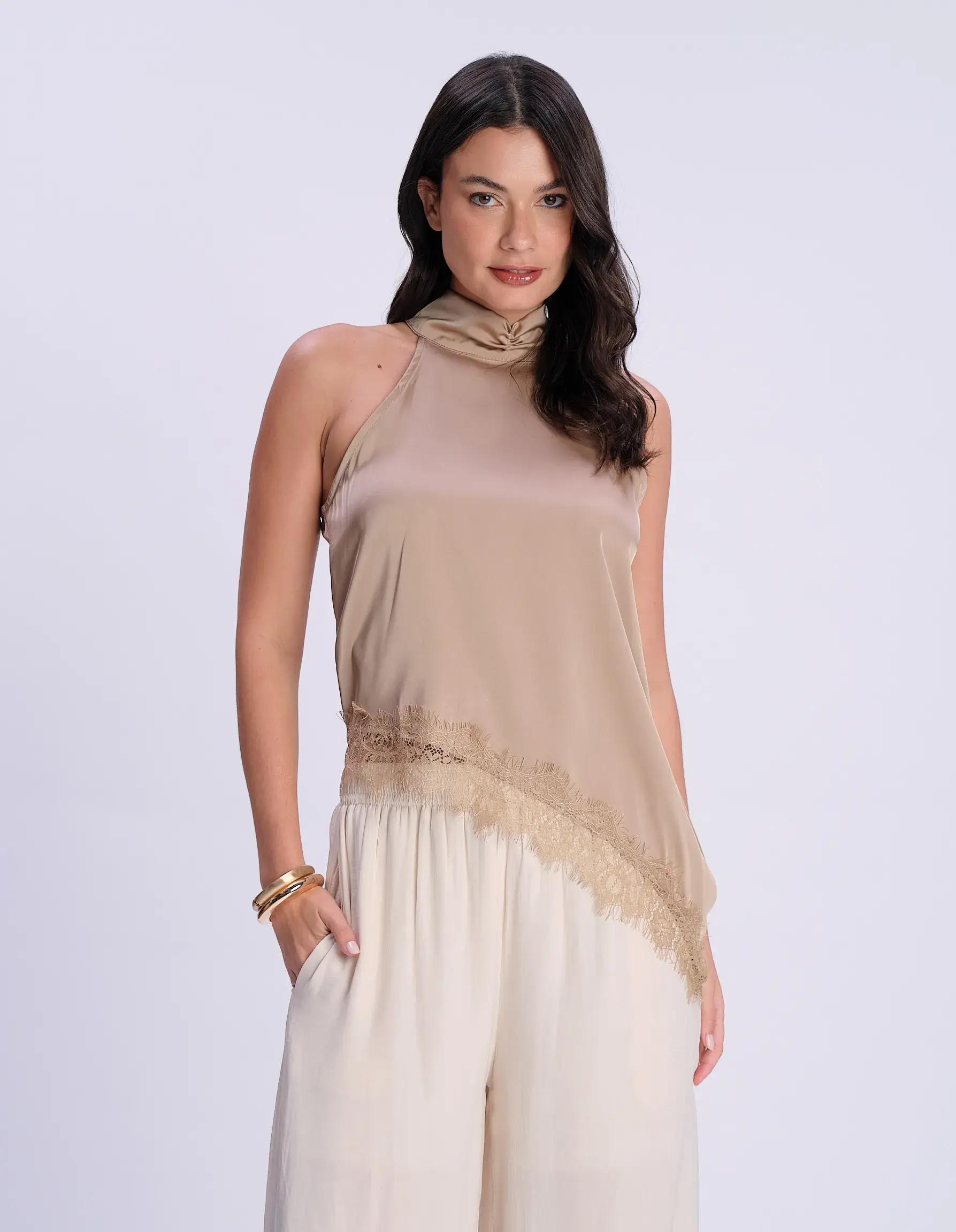 Blusa Acetinada Detalhe Renda - Bege