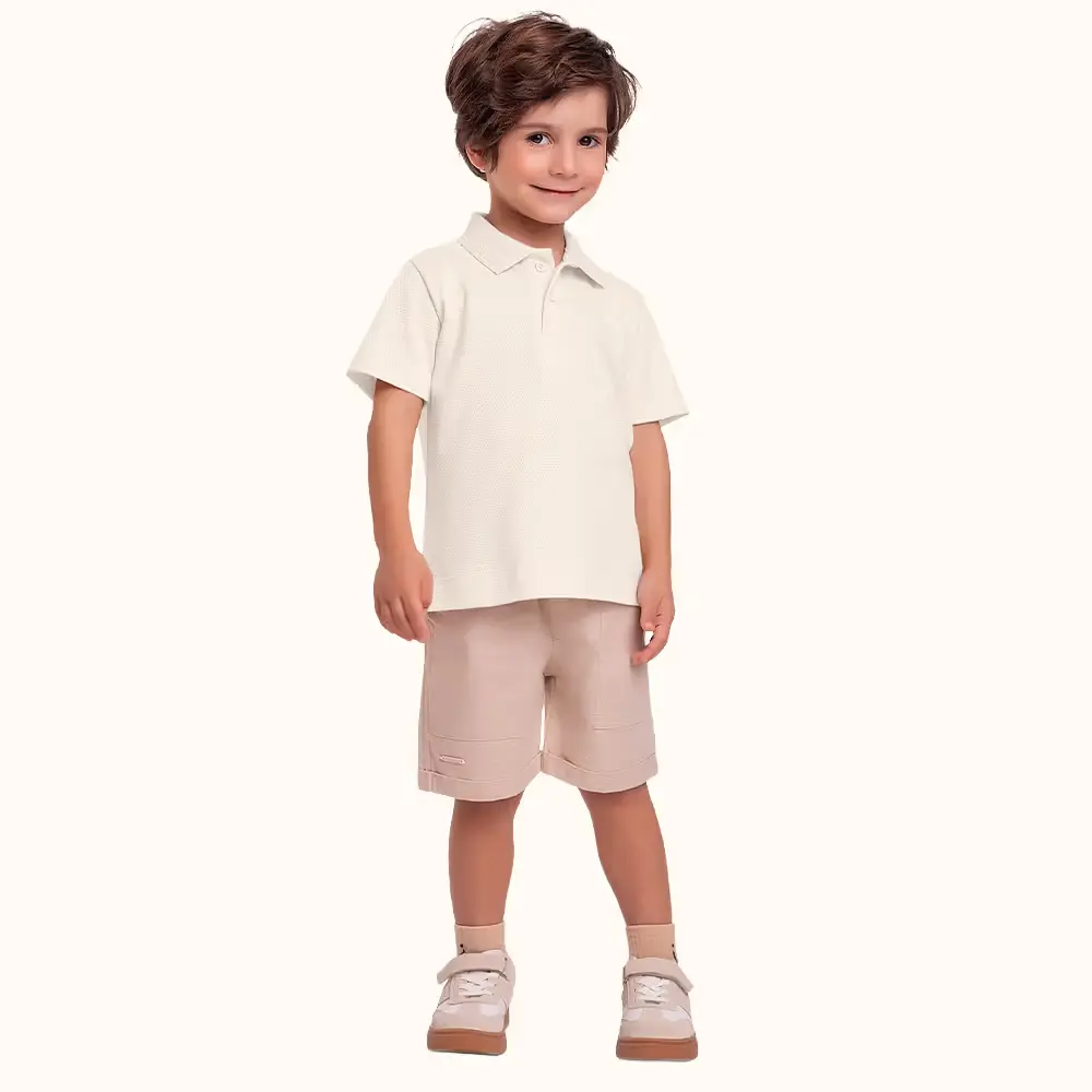 Camisa polo em malha favo com botão funcional