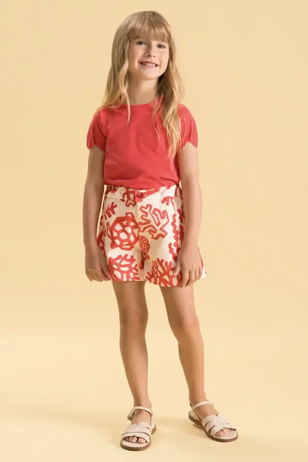 Conjunto Infantil com Blusa em Meia Malha e Shorts Curto em Sarja Estampada