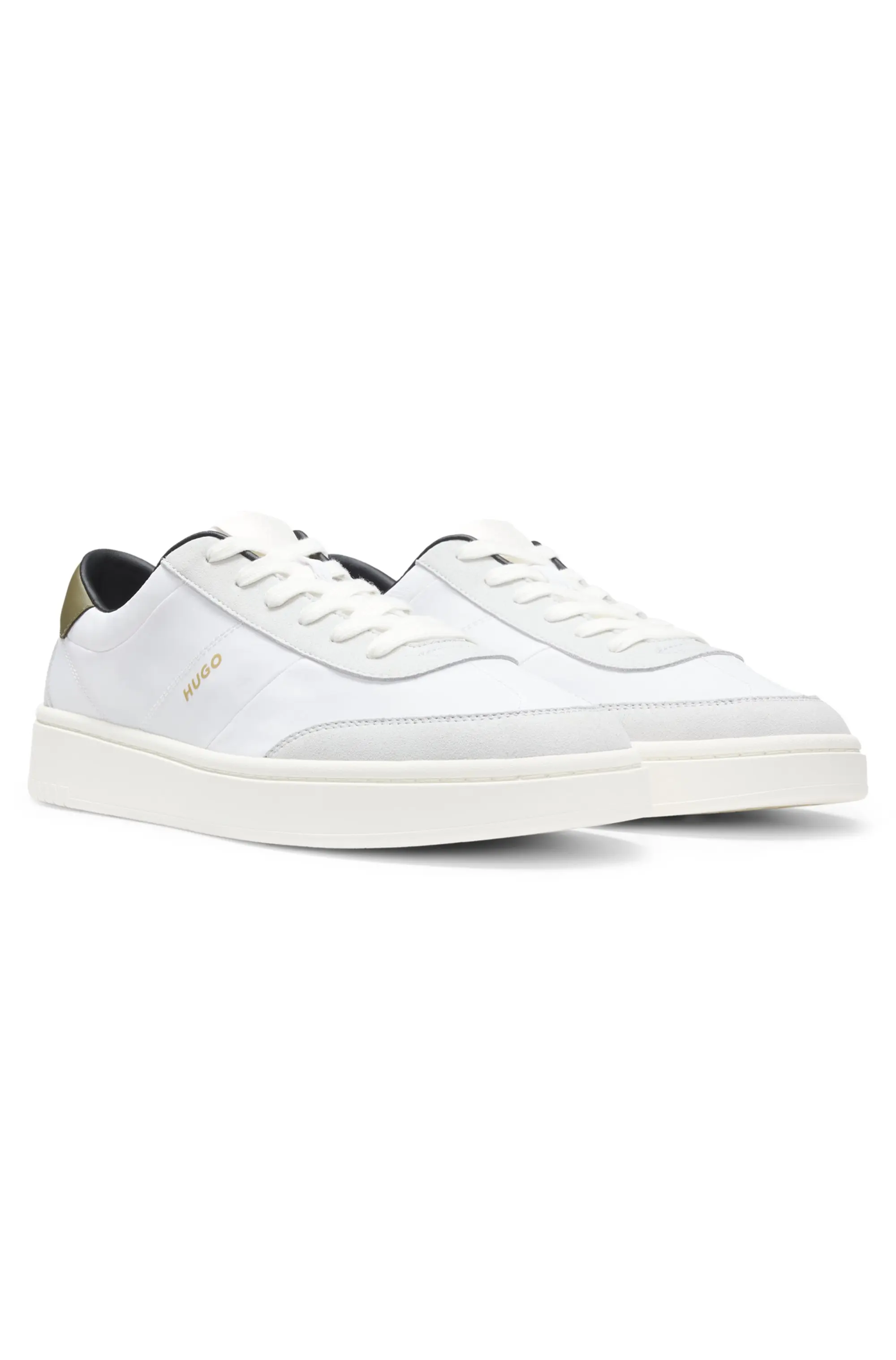 Tênis Com Logo Estampado Em Dourado