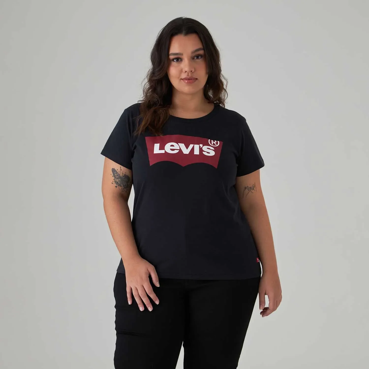 Camiseta Levi's® Plus Size Perfect Tee Preta — imagem 1