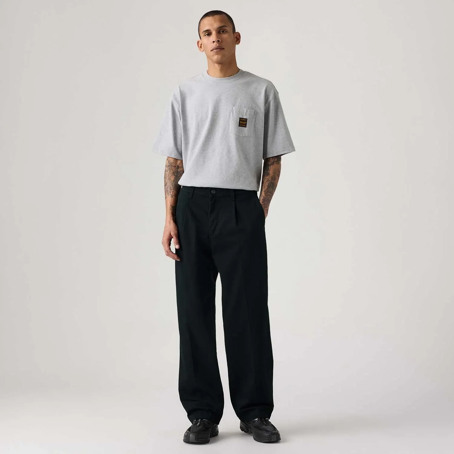 Calça Levi's® Chino Loose Pleated Preta — imagem 1
