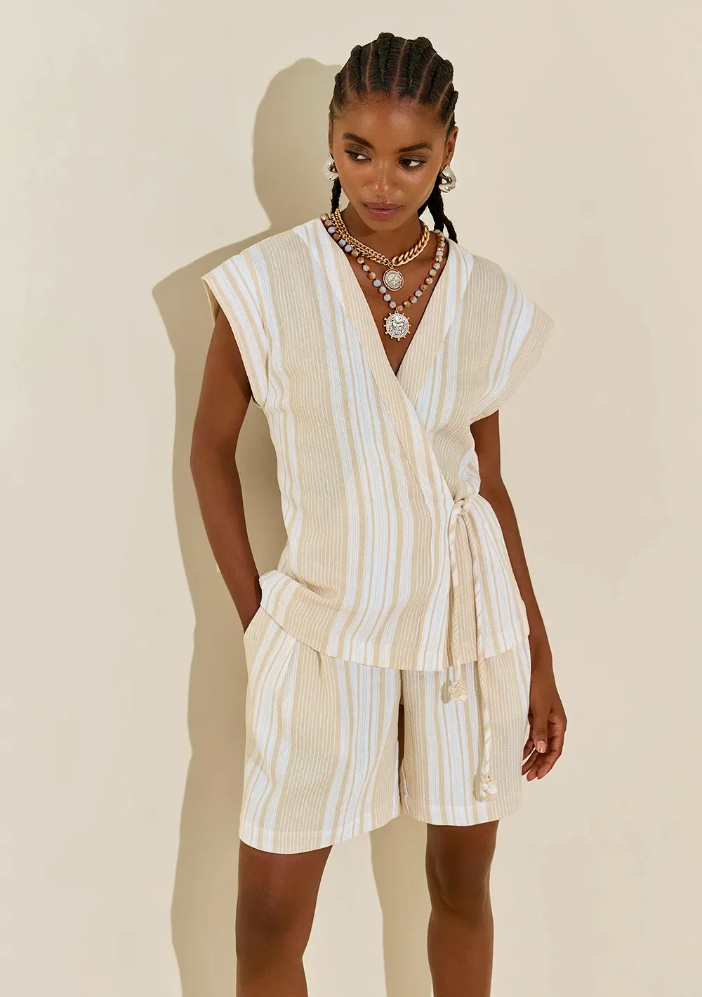 Shorts Morena Rosa Amplo Alta Off White — imagem 1