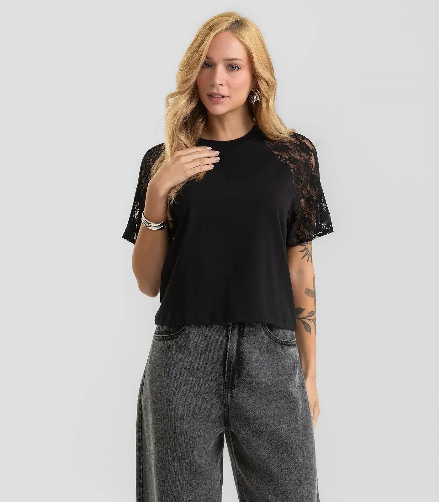 Blusa Feminina Cotton Leve e Manga de Renda Dianna Preto