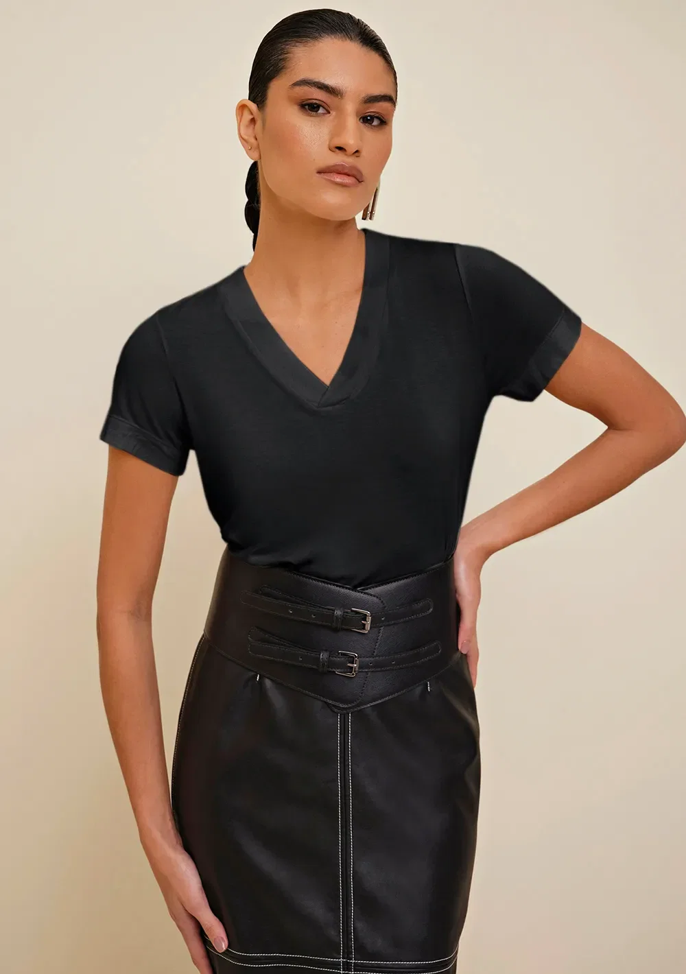 T-Shirt Morena Rosa Decote V Com Placa Preto
