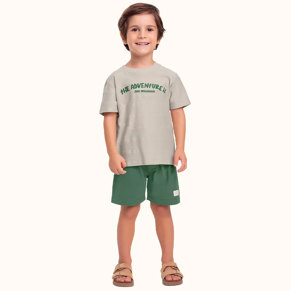 Conjunto camiseta em malha textura corrente e bermuda em moletinho com etiqueta decorativa — imagem 1