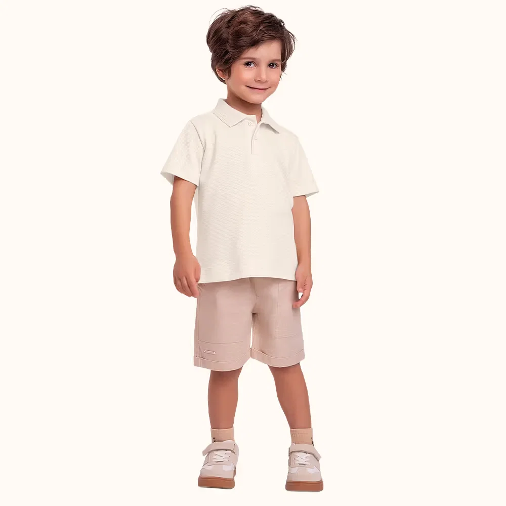 Camisa polo em malha favo com botão funcional