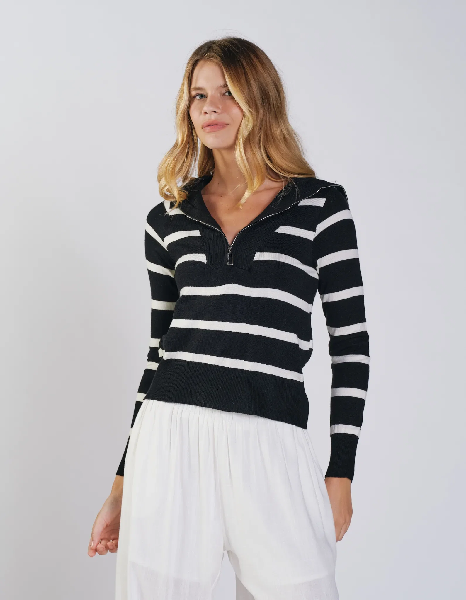 Blusa Tricot Listras Gola Ziper - Preto C/ Branco — imagem 1