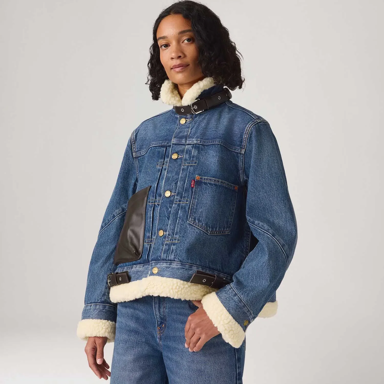 Jaqueta Jeans Levi's® x sacai Sherpa Lavagem Média — imagem 1