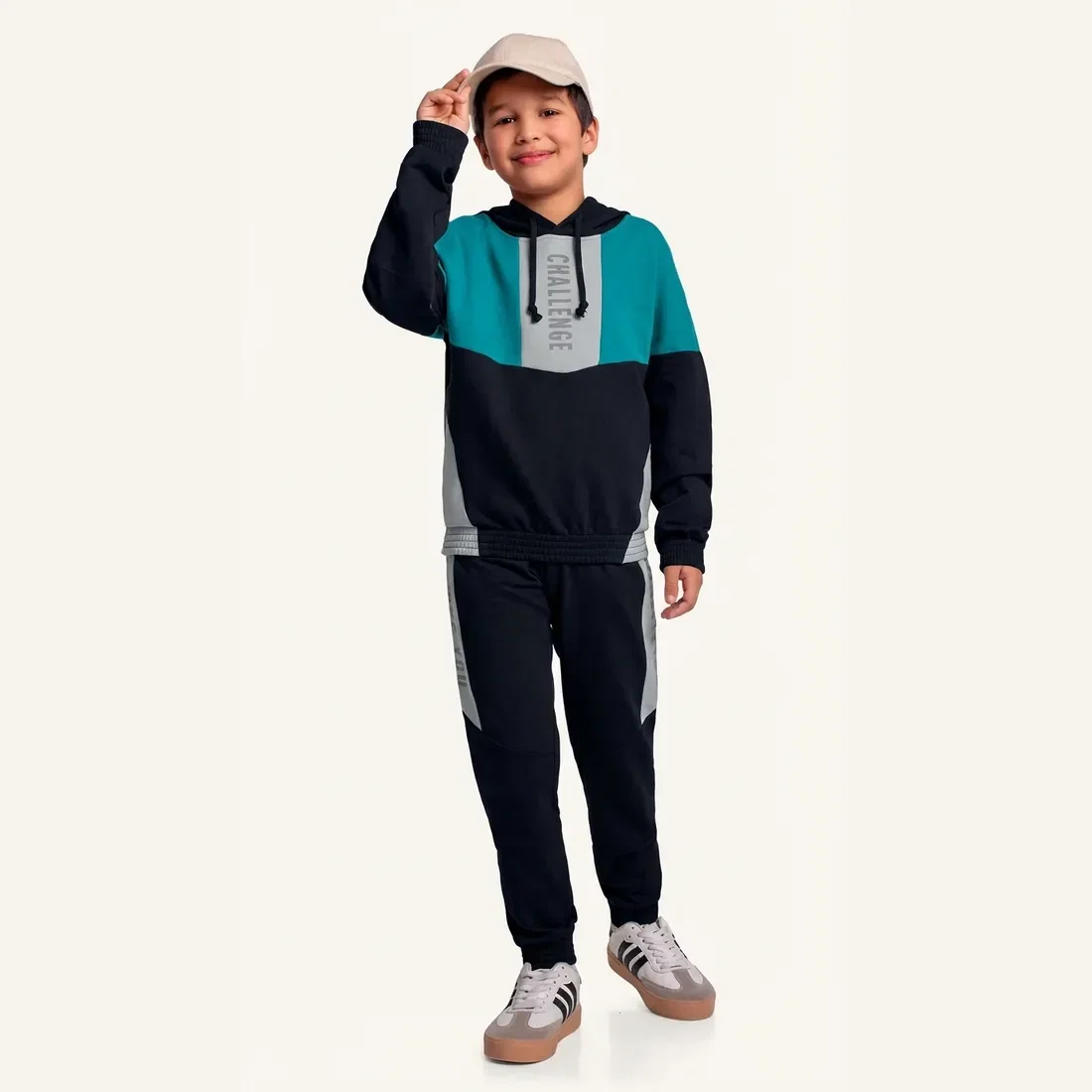 Conjunto blusão com capuz e calça em moletom recortes