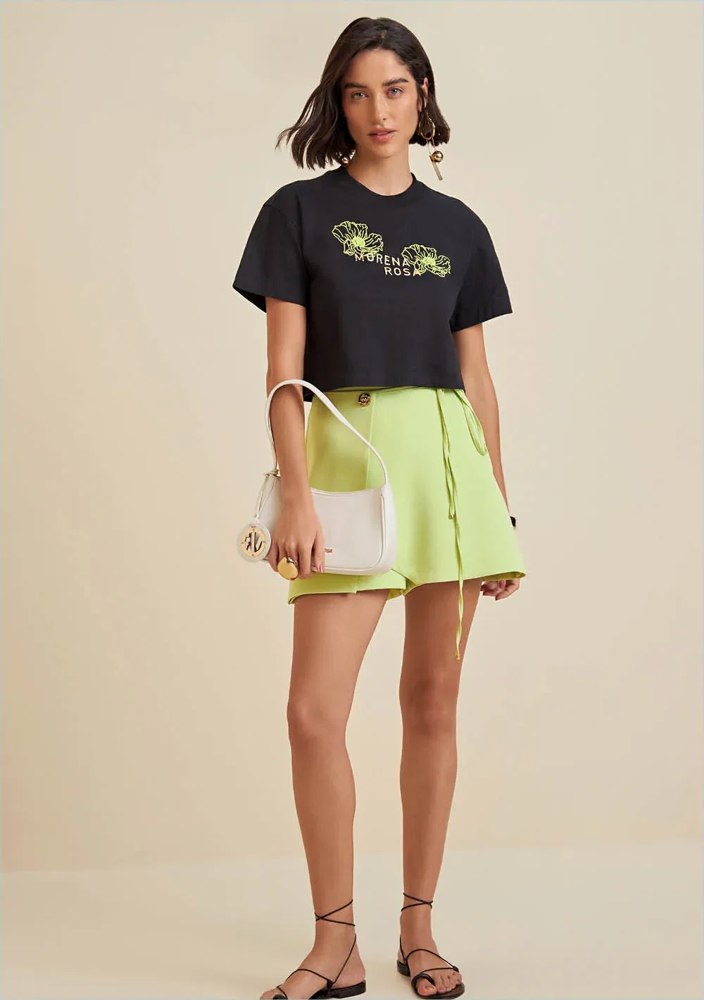 T-Shirt Morena Rosa Gola Redonda Detalhe Frente Preto