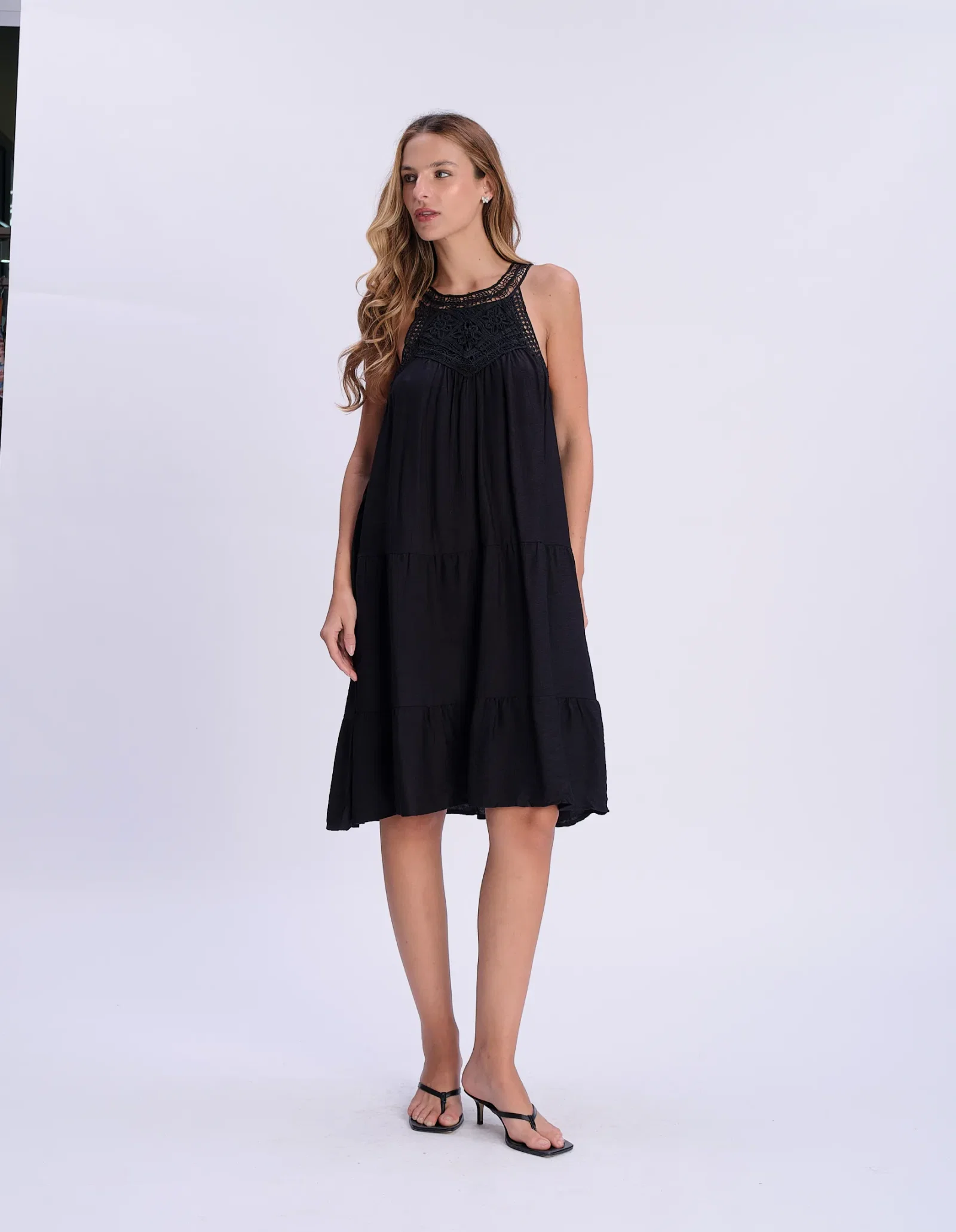 Vestido Curto Detalhe Pala Renda - Preto