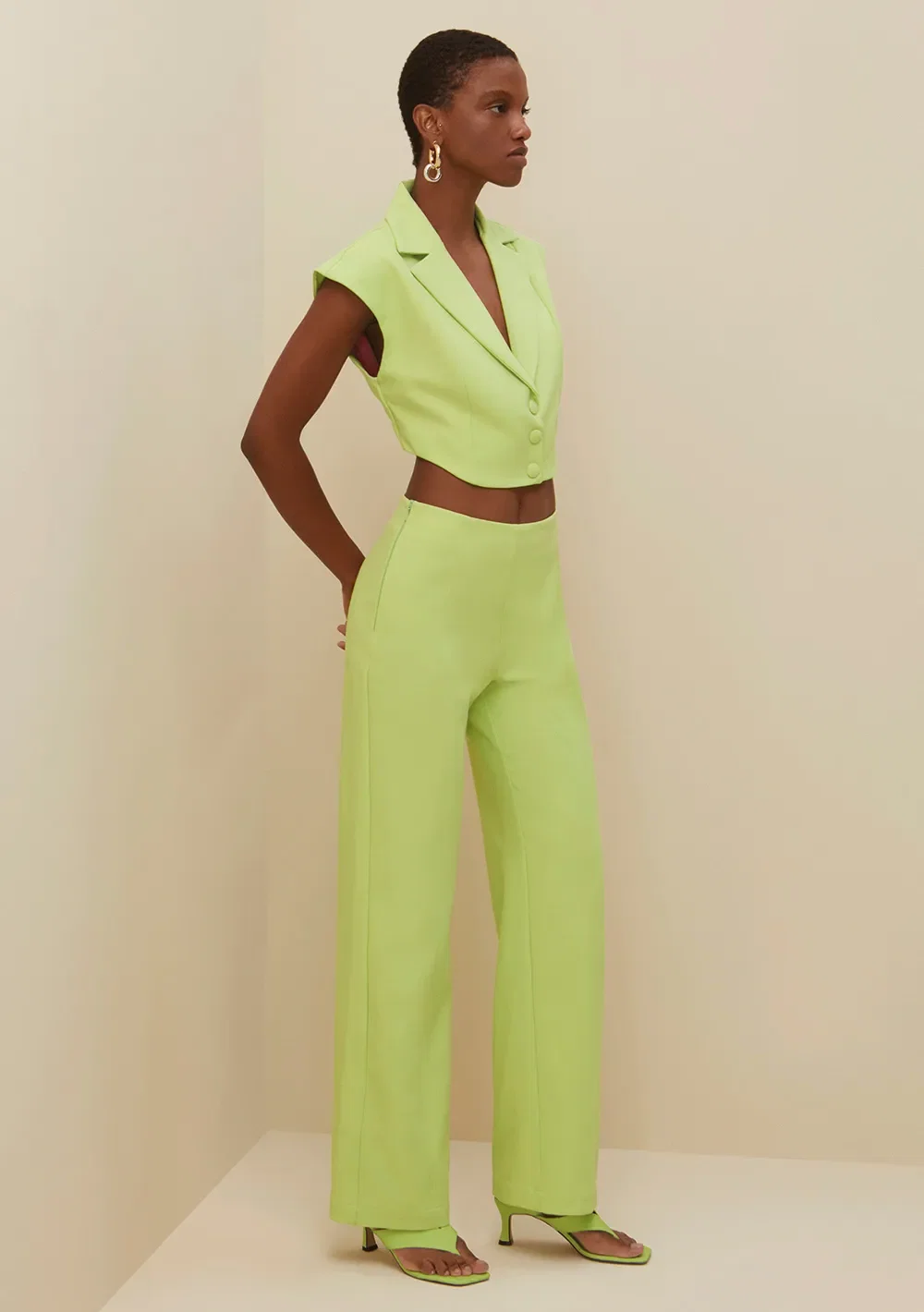 Calça Morena Rosa Reta Alfaiataria Cós Alto Detalhe Contraste Verde Claro
