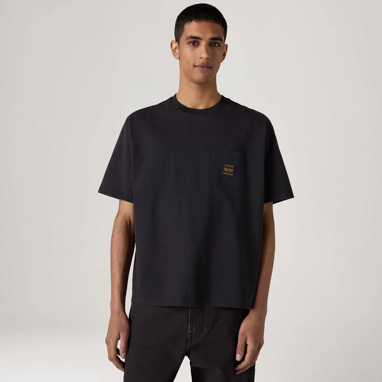 Camiseta Levi's® Workwear Pocket Preta Manga Curta — imagem 1