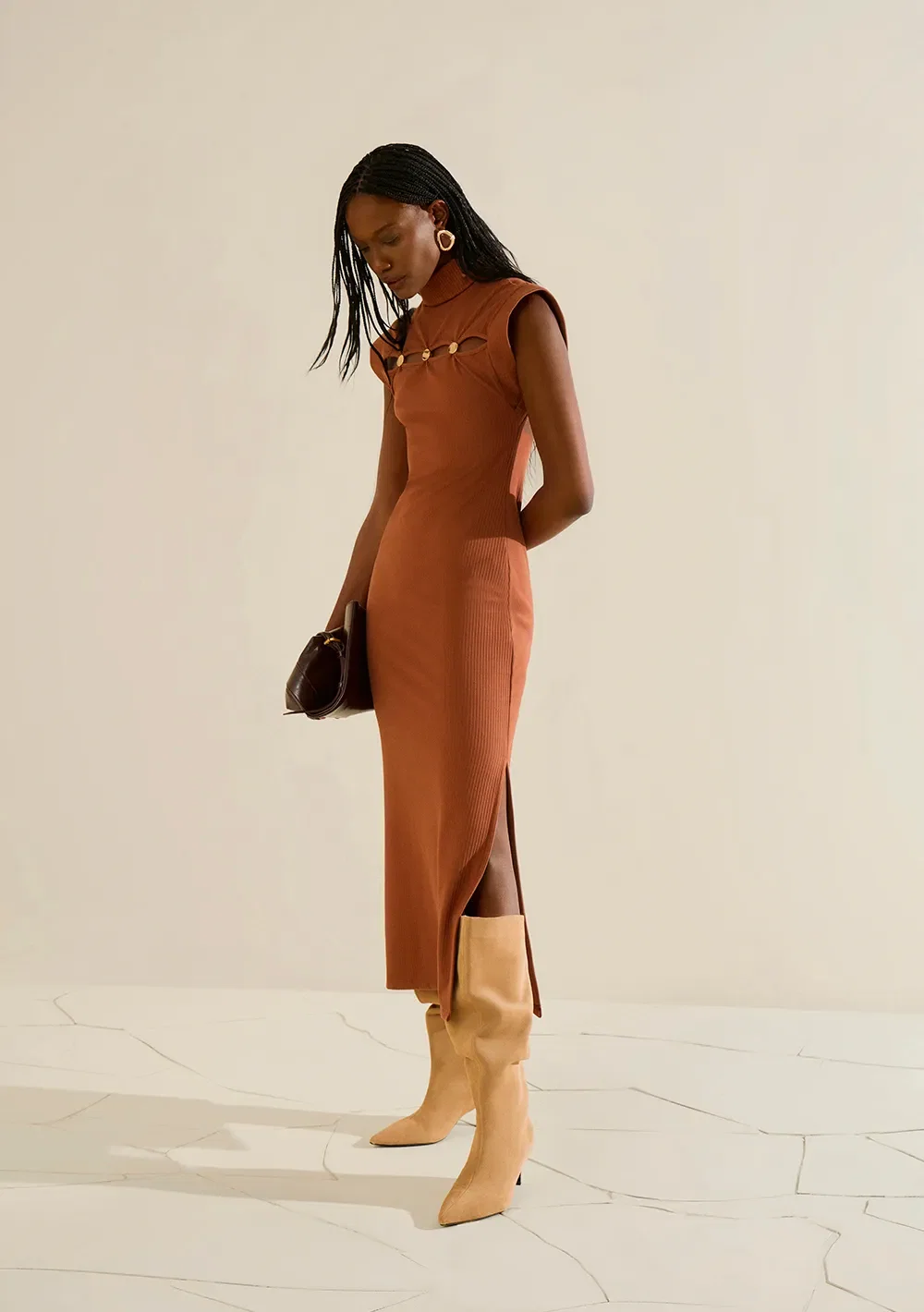 Vestido Morena Rosa Ajustado Gola Alta Sem Manga Midi Marrom