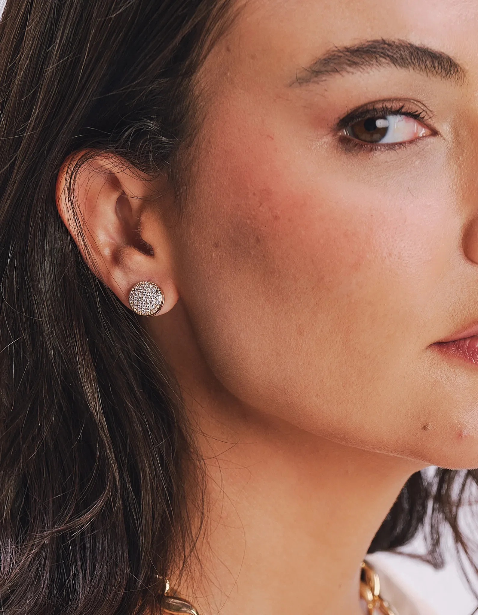 Brinco Cravejado Strass - Dourado — imagem 1