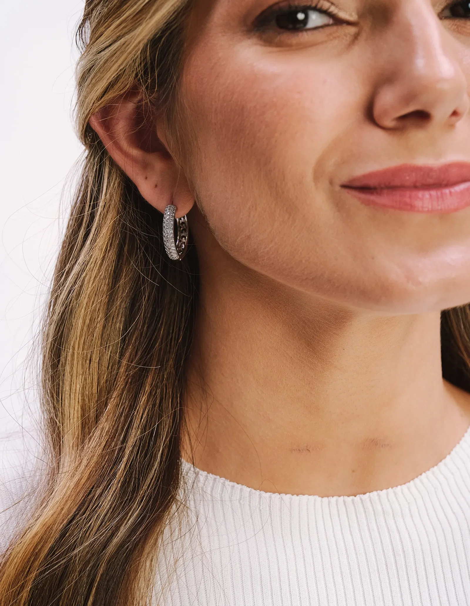 Brinco Argola Estilizada Com Strass - Niquel