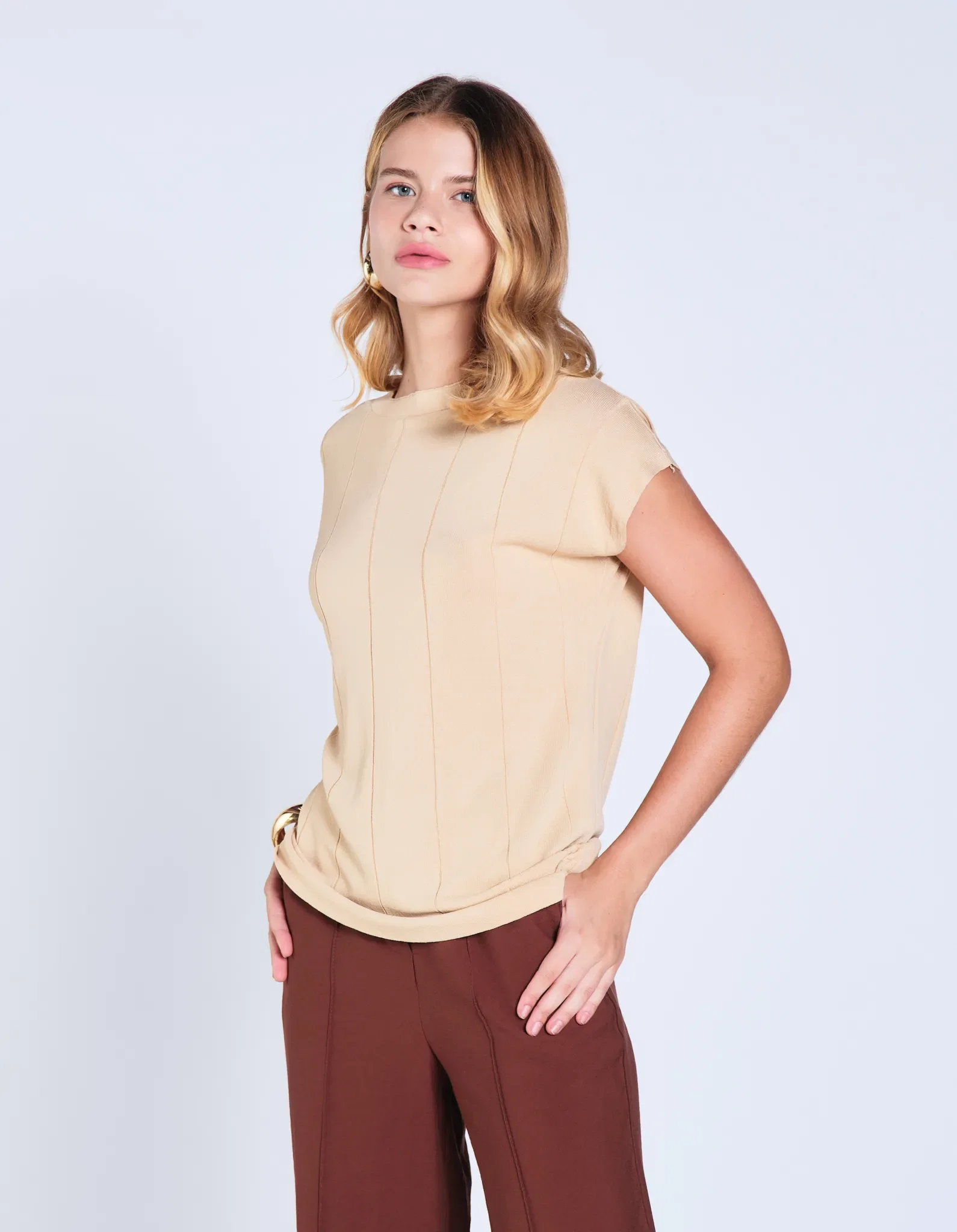 Blusa Tricot Decote Canoa Barra Larga - Bege — imagem 1