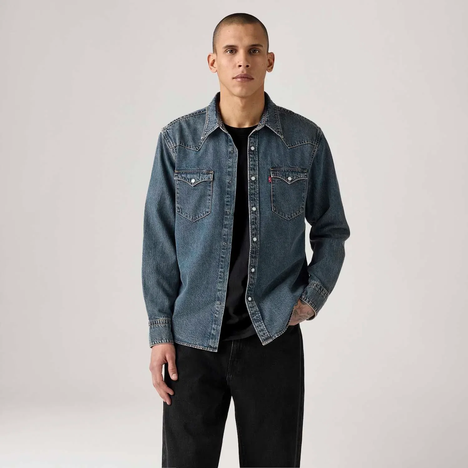 Camisa Jeans Levi's® Barstow Western Manga Longa Lavagem Média — imagem 1