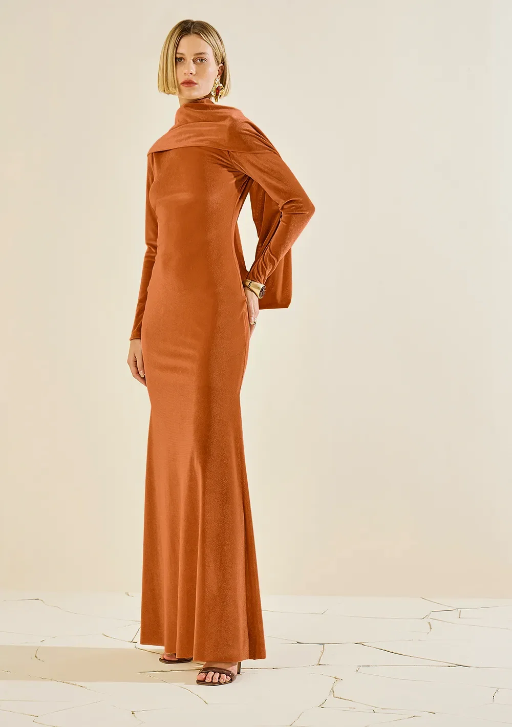 Vestido Morena Rosa Ajustado Decote Canoa Manga Longa Longo Laranja
