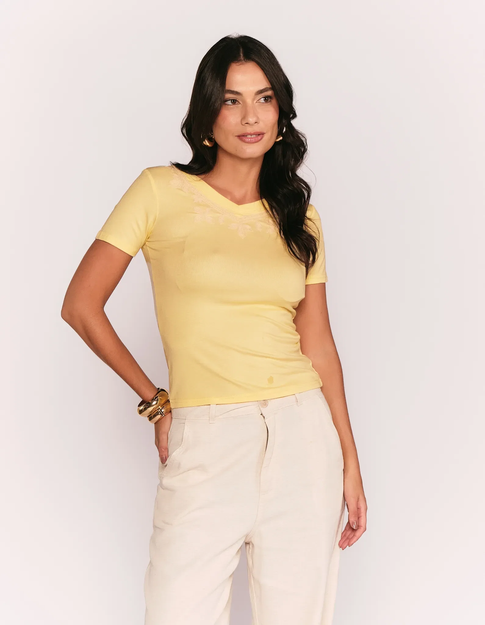 Blusa Decote v Bordado em Linha Flores - Amarelo — imagem 1
