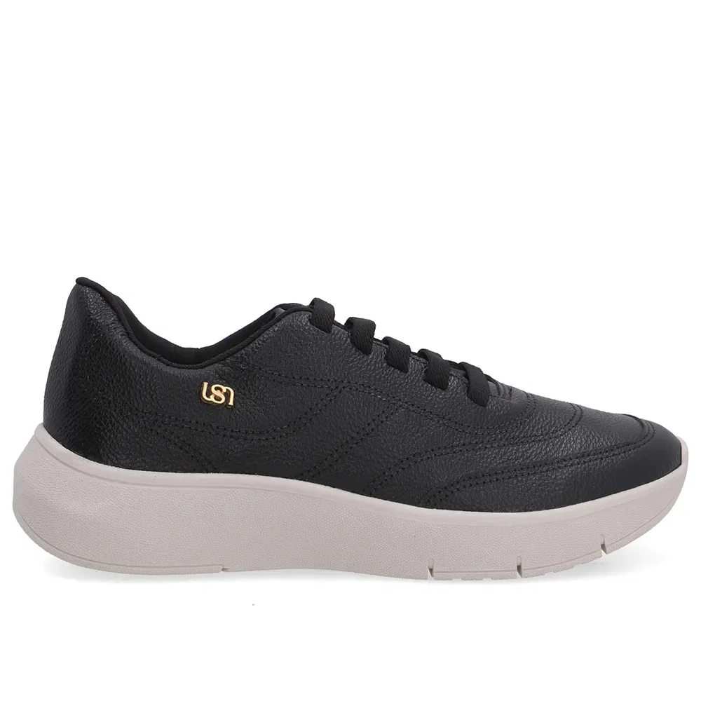 Tênis Slip On Preto Couro Costura Enfeite