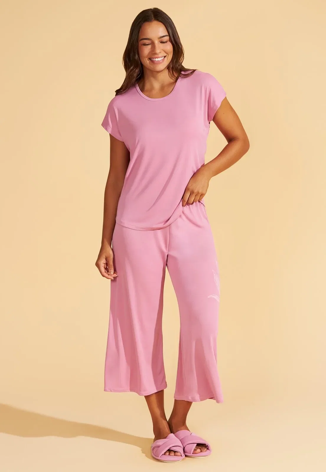 Pijama Manga Curta e Calça Midi de Microfibra Recco