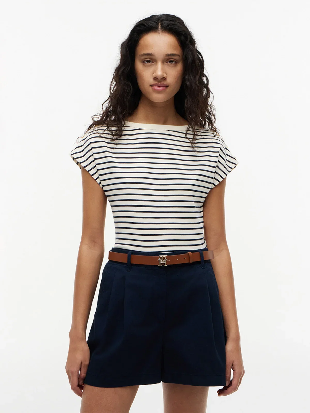 Camiseta com Decote Canoa e Botões Dourados