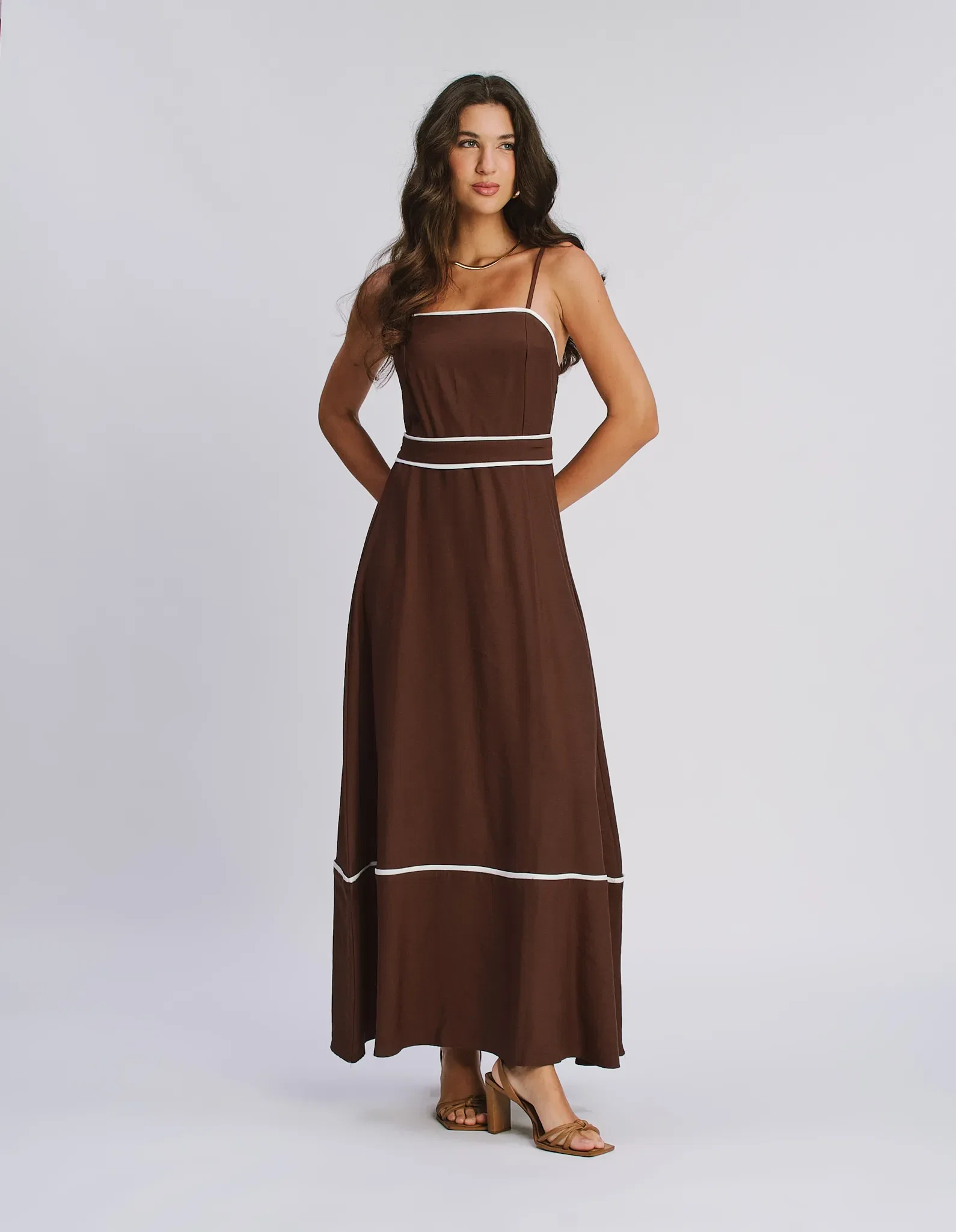 Vestido Longo Detalhe Vivos Contrastante - Marrom