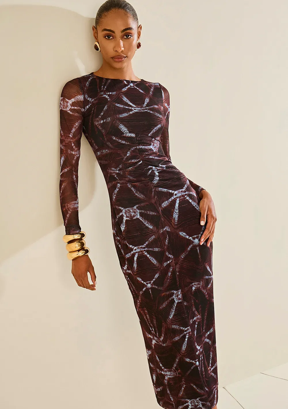 Vestido Morena Rosa Ajustado Decote Careca Manga Longa Midi Bordo