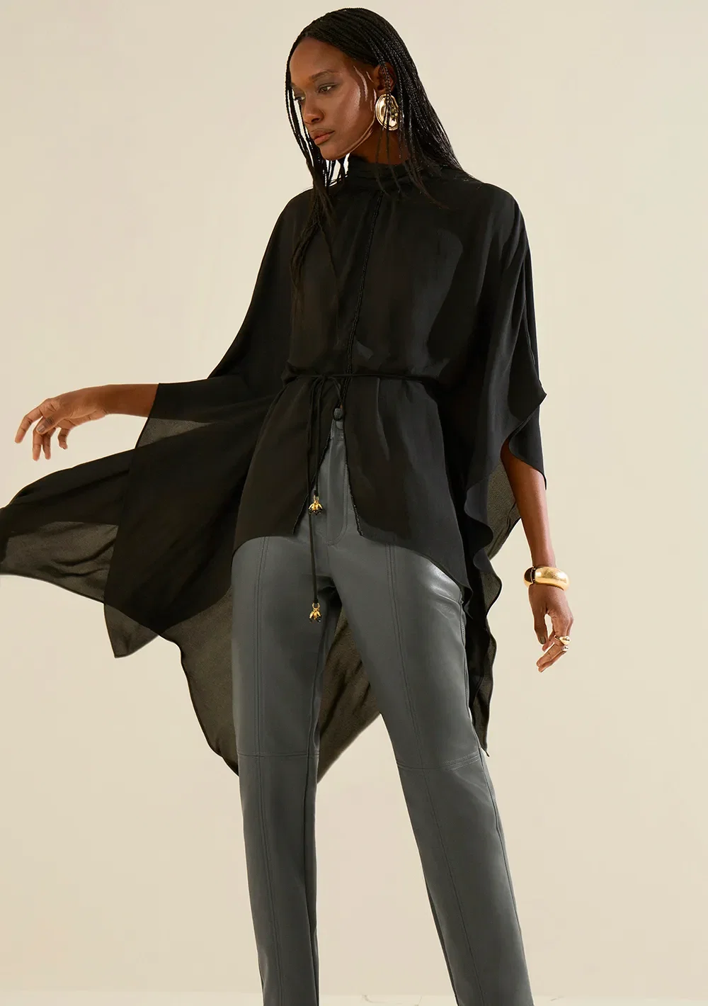 Blusa Morena Rosa Solta Gola Alta Manga Curta Padrão Preto — imagem 1