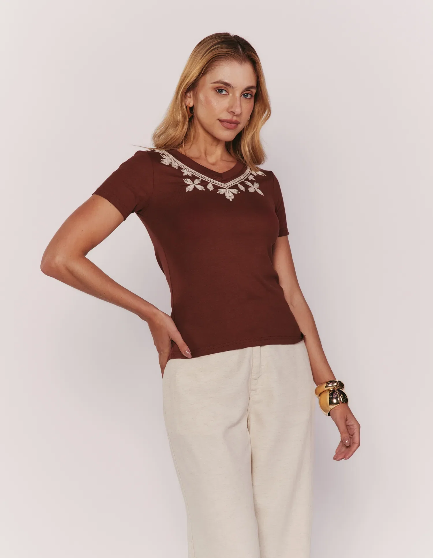 Blusa Decote v Bordado em Linha Flores - Marrom — imagem 1
