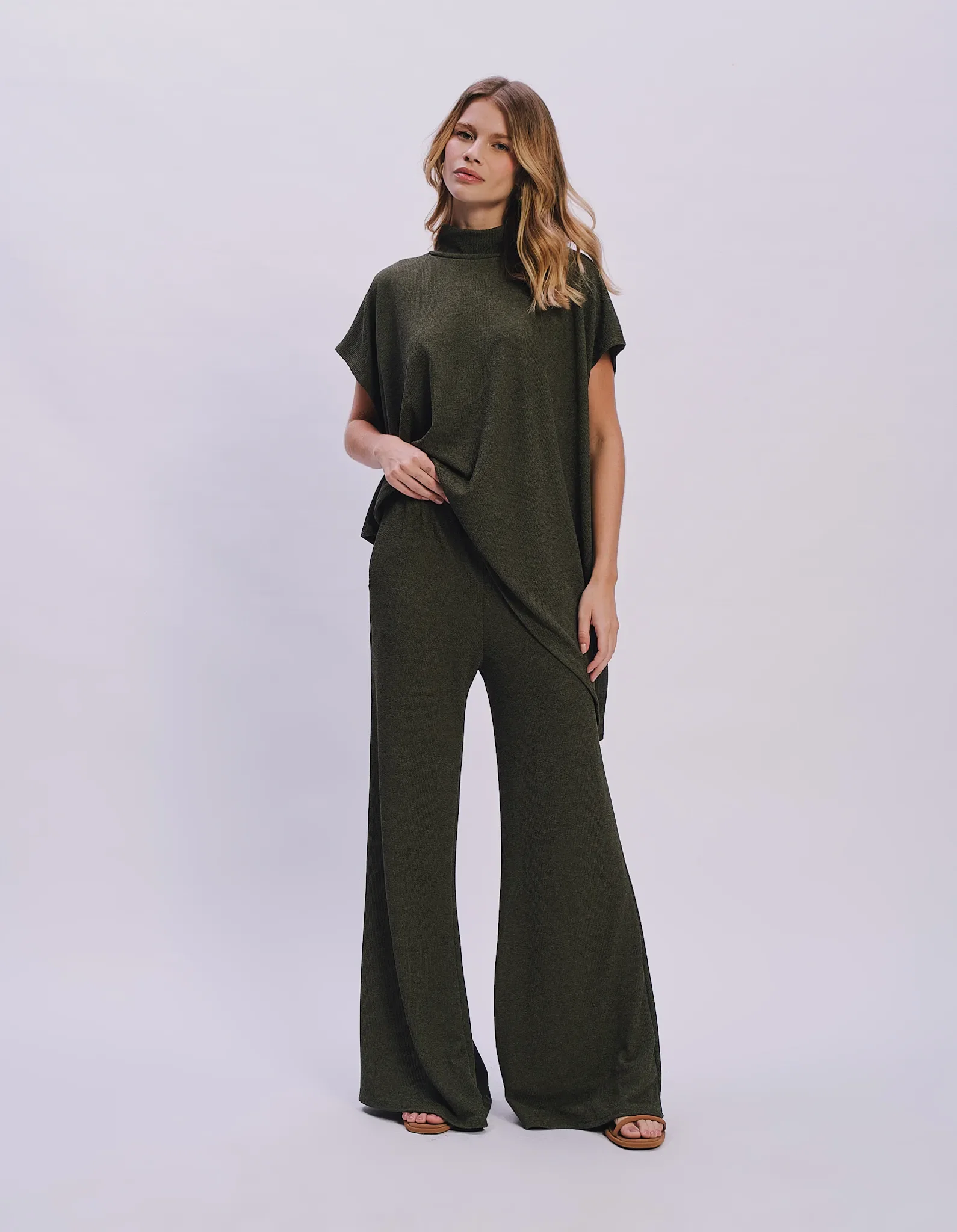 Calça Pantalona Cós Elástico Moletinho - Verde Militar — imagem 1