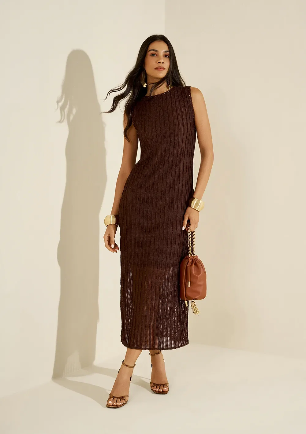 Vestido Morena Rosa Solto Decote Canoa Sem Manga Midi Marrom