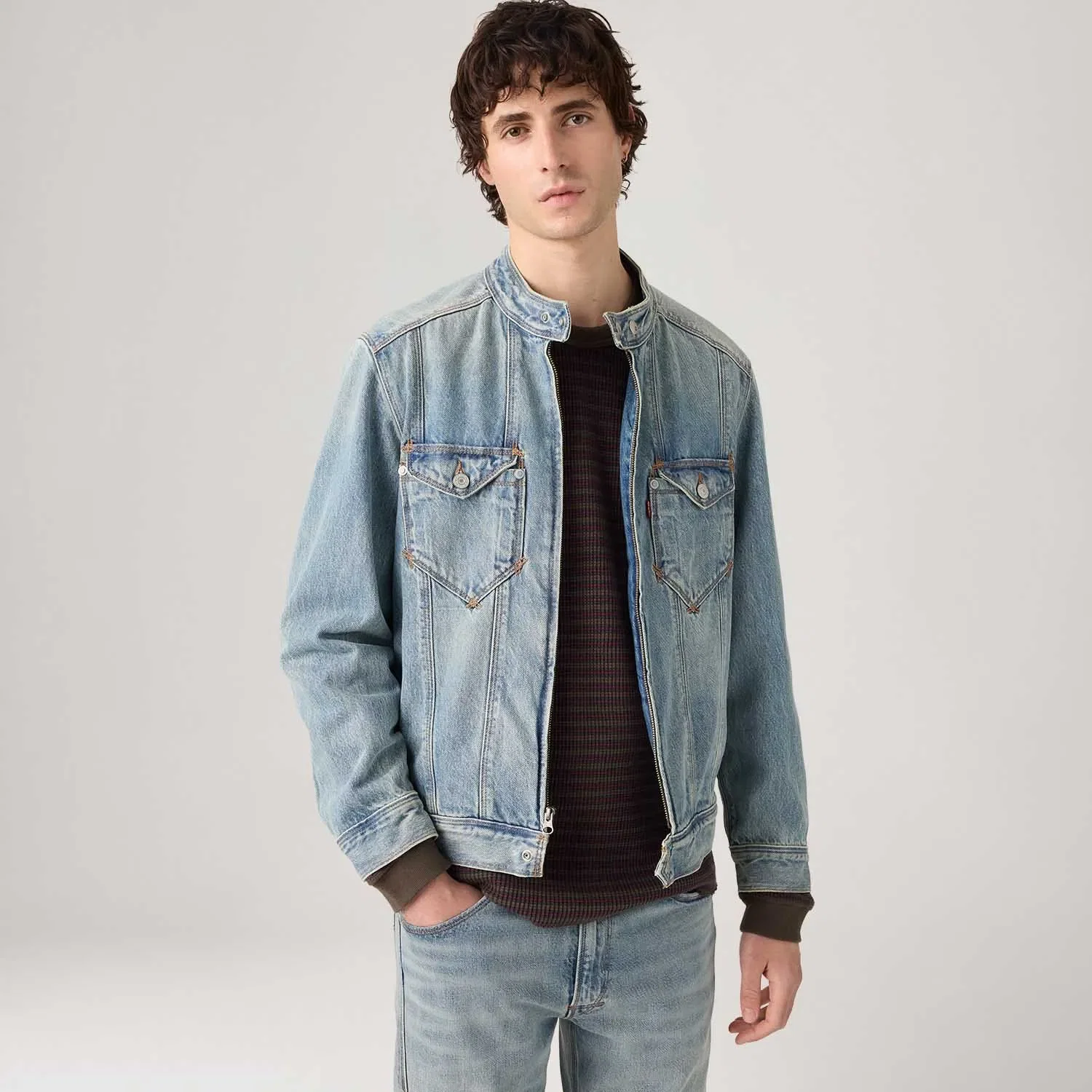 Jaqueta Jeans Levi's® Twisted Moto Lavagem Clara — imagem 1