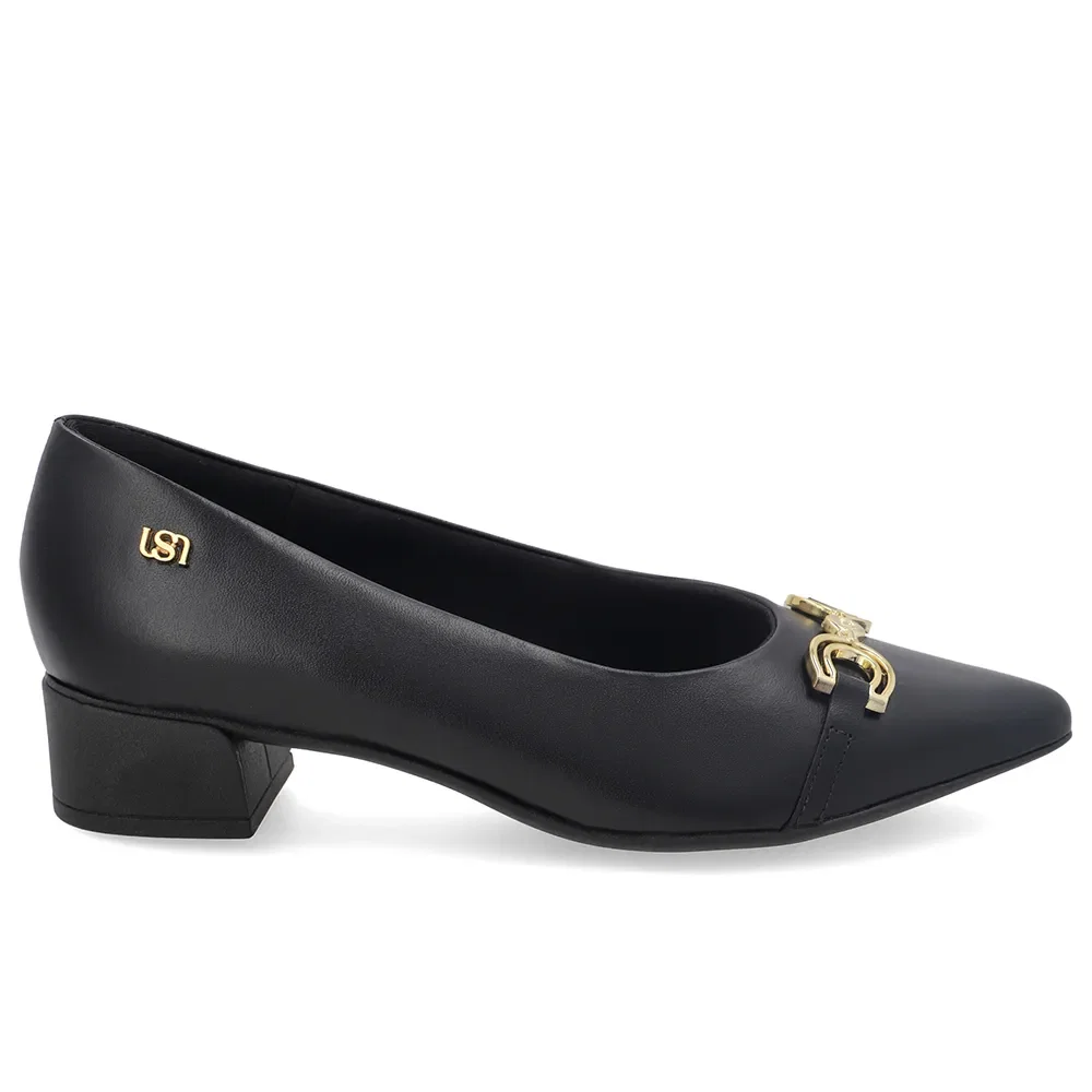 Scarpin Em Couro Preto Bico Fino Com Enfeite — imagem 1