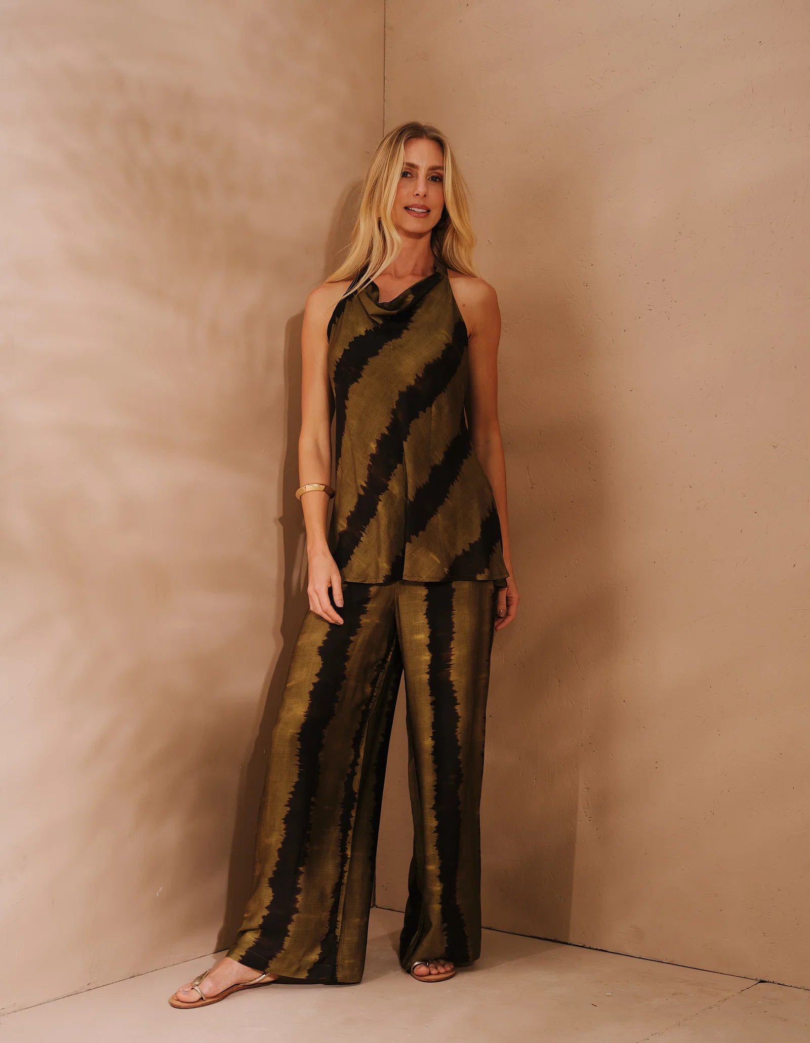Calça Estampada Tie Dye Acetinado - Verde Oliva — imagem 1