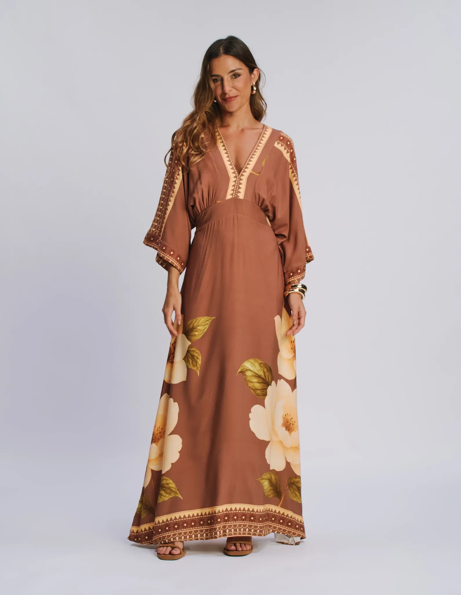 Vestido Longo Estampado Flor Camelia - Marrom — imagem 1