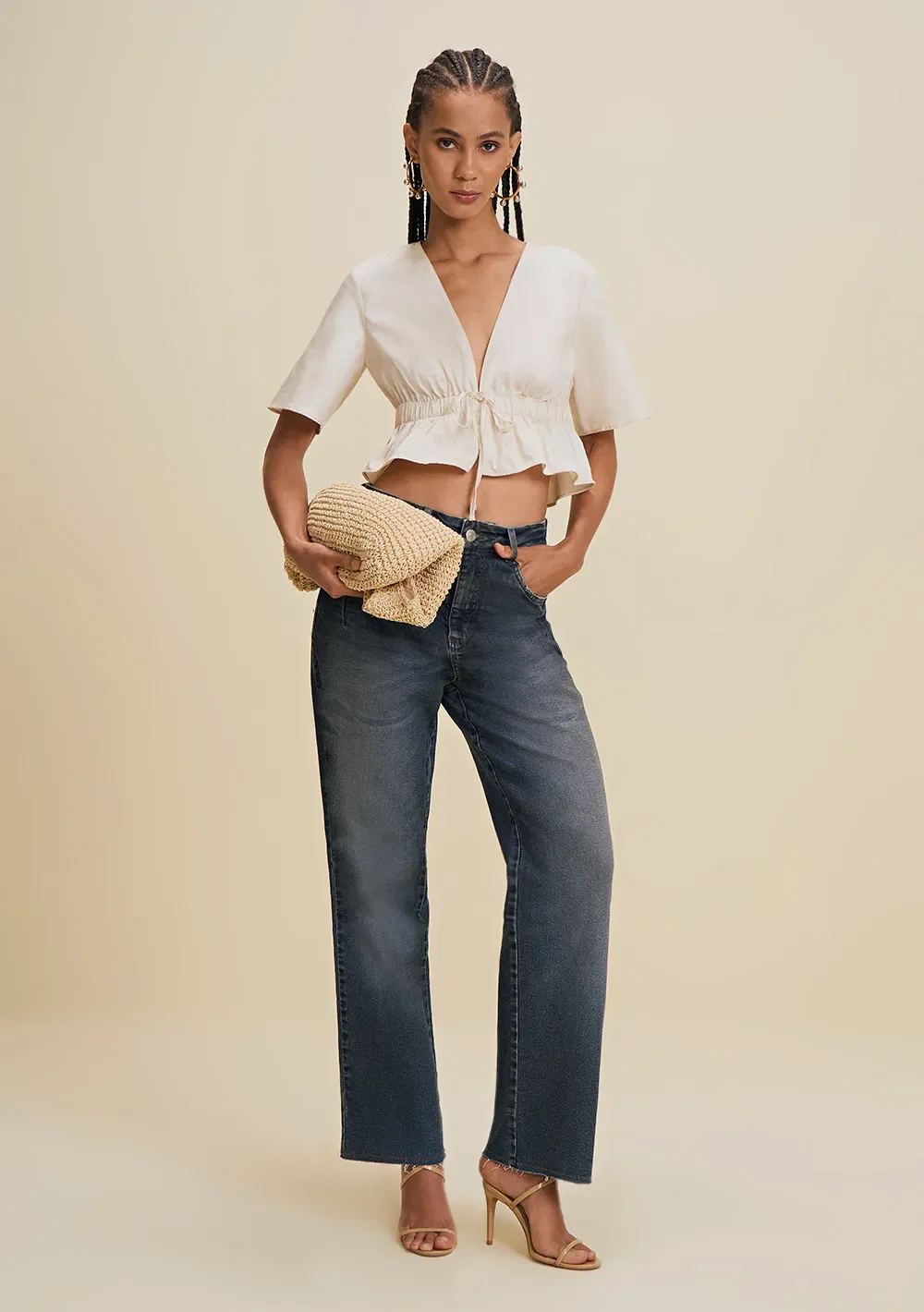 Blusa Solta Decote V Manga Curta Cropped Bege — imagem 1