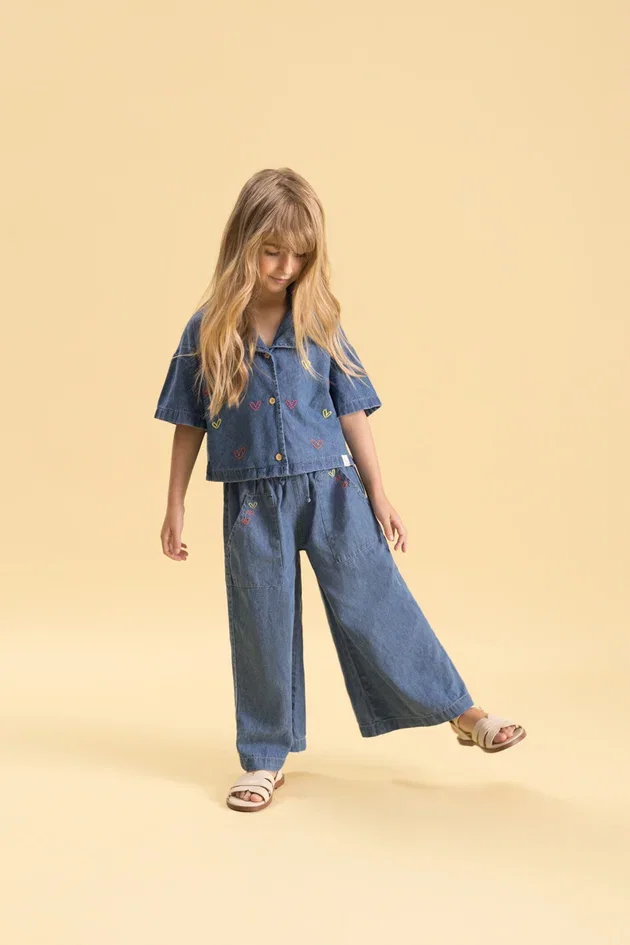 Calça Infantil em Jeans Leve de Algodão com Bordado