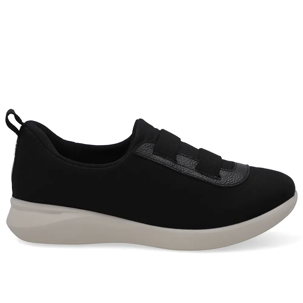 Tênis Slip On Em Tecido Preto Com Detalhes Em Couro