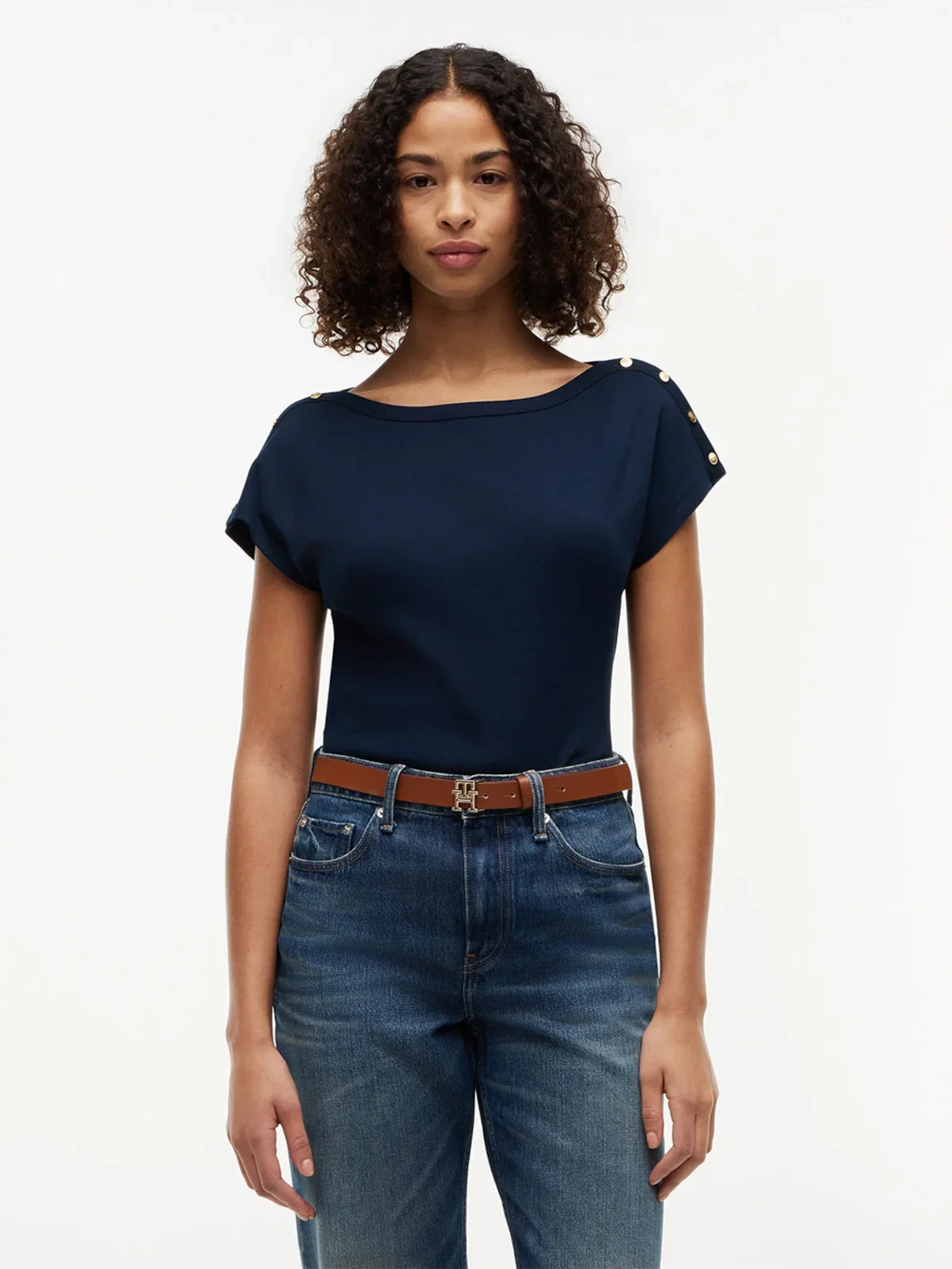 Camiseta com Decote Canoa e Botões Dourados
