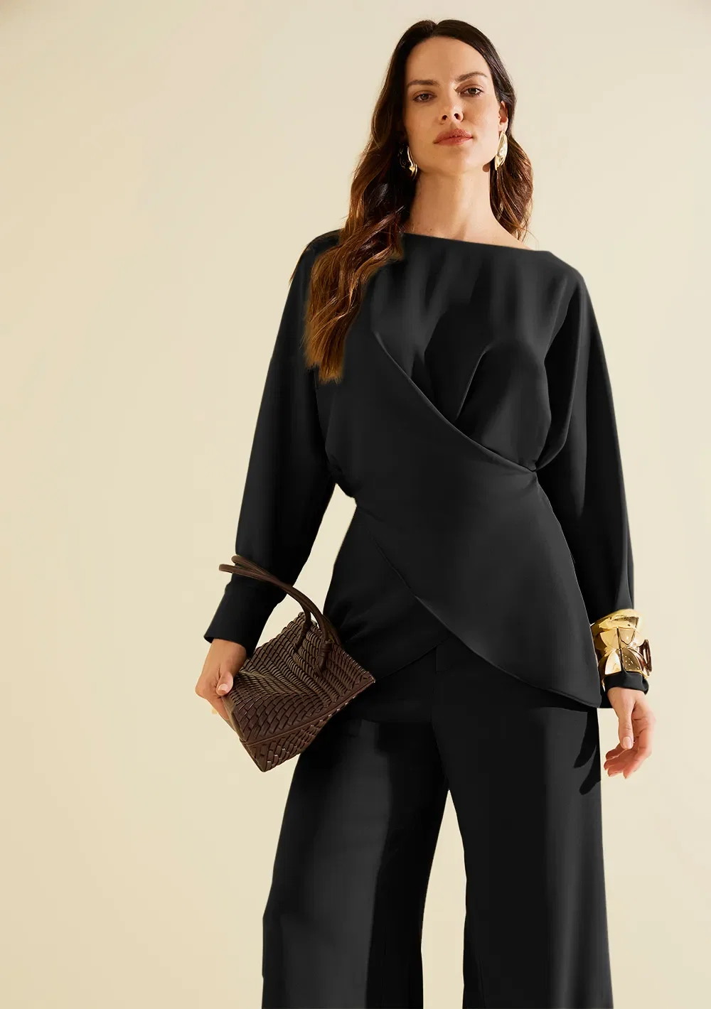Blusa Morena Rosa Solta Decote Canoa Manga Longa Padrão Preto — imagem 1