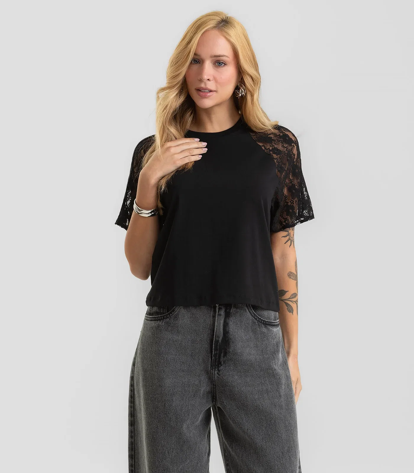 Blusa Feminina Cotton Leve e Manga de Renda Dianna Preto
