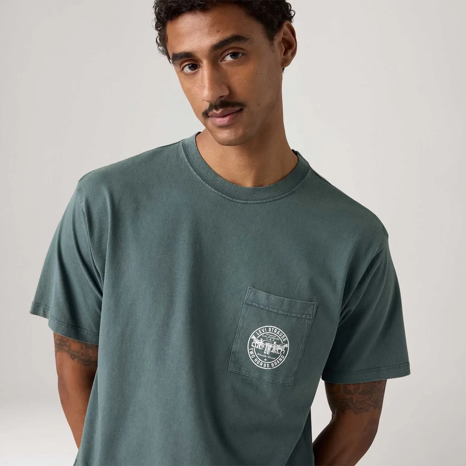 Camiseta Levi's® Graphic Vintage Pocket Verde Petróleo Manga Curta — imagem 1